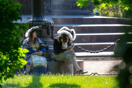 Санкт-Петербург. Уличные актеры в костюмах эпохи Петра I.