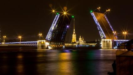 Санкт-Петербург. Разведение Дворцового моста.