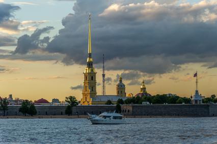 Санкт-Петербург. Вид на Петропавловскую крепость.