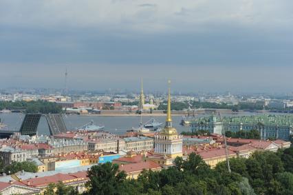 Санкт-Петербург. Прохождение военных кораблей по акватории Невы, в честь празднования Дня Военно-морского флота.