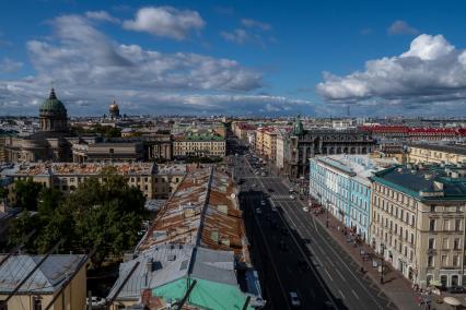 Санкт-Петербург. Вид на Невский проспект. Слева - Казанский собор, Исаакиевский собор, справа с глобусом на куполе - Дом компании Зингер.