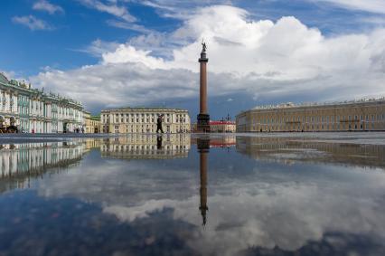 Санкт-Петербург. Вид на Александровскую колонну на Дворцовой площади.