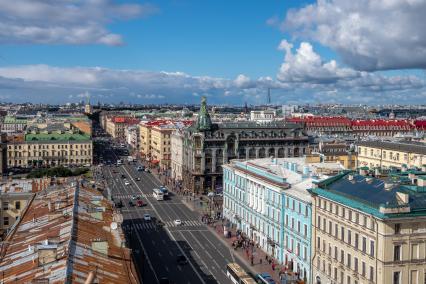 Санкт-Петербург. Вид на Невский проспект. Справа с глобусом на куполе - Дом компании Зингер.