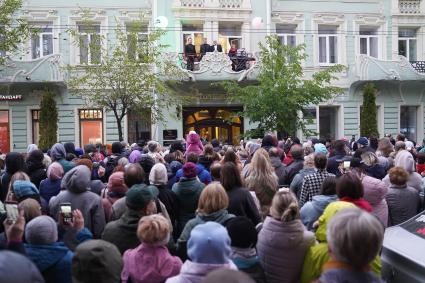 Самара. Выступление оперных певцов на балконе  гостиницы `Бристоль. Жигули`в рамках ежегодной акции `Ночь музеев`.