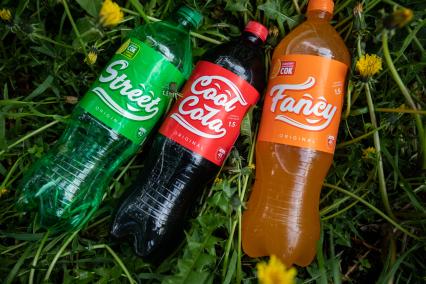 Москва. Аналоги сильногазированных напитков Coca-Cola, Fanta и Sprite под названием CoolCola, Fancy и Street.