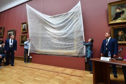 Москва. Во время пресс-конференции, посвященной окончанию реставрационных работ картины Ильи Репина `Иван Грозный и сын его Иван` в Государственной Третьяковской галерее.