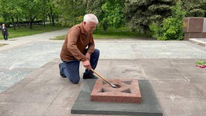 Харьковская область. г.Изюм. Новый мэр города Владислав Соколов зажигает Вечный огонь у монумента погибшим в Великой Отечественной войне изюмчанам во время празднования 77-й годовщины Победы в Великой Отечественной войне.