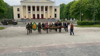 Харьковская область. г.Изюм. Группа общественников, военнослужащие ДНР и новый мэр города Владислав Соколов (справа) несут цветы к монумента погибшим в Великой Отечественной войне изюмчанам во время празднования 77-й годовщины Победы в Великой Отечественной войне.