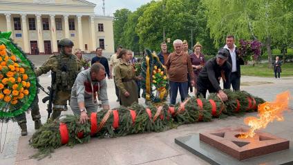 Харьковская область. г.Изюм. Группа общественников, военнослужащие ДНР и новый мэр города Владислав Соколов (пятый справа) у монумента погибшим в Великой Отечественной войне изюмчанам во время празднования 77-й годовщины Победы в Великой Отечественной войне.