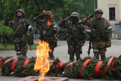 Харьковская область. г.Изюм. Военнослужащие ДНР у монумента погибшим в Великой Отечественной войне изюмчанам во время празднования 77-й годовщины Победы в Великой Отечественной войне.