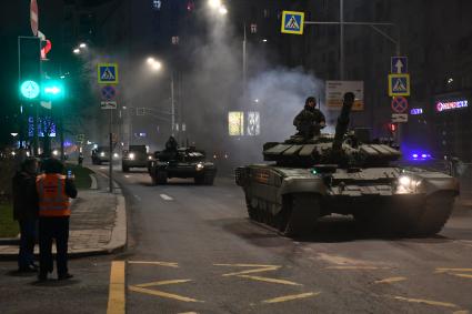 Москва. Танк Т-72Б3  во время передислокации с военного полигона \"Алабино\" в Москву для участия в параде Победы на Красной площади.