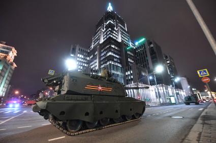 Москва. 152-мм дивизионная самоходная гаубица Мста-СМ во время передислокации с военного полигона Алабино в Москву для участия в параде Победы на Красной площади.