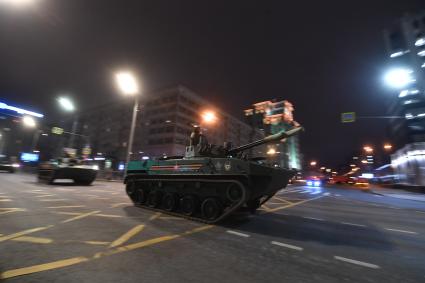 Москва.  Боевая машина десанта БМД-4 передислокации с военного полигона \"Алабино\" в Москву для участия в параде Победы на Красной площади.