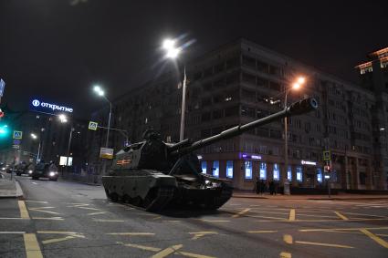 Москва. 152-мм дивизионная самоходная гаубица Мста-СМ во время передислокации с военного полигона Алабино в Москву для участия в параде Победы на Красной площади.