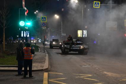 Москва. Танк Т-72Б3  во время передислокации с военного полигона \"Алабино\" в Москву для участия в параде Победы на Красной площади.