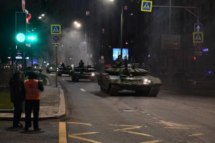 Москва. Танк Т-72Б3  во время передислокации с военного полигона \"Алабино\" в Москву для участия в параде Победы на Красной площади.