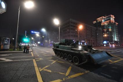 Москва. Военная техника  во время передислокации с военного полигона \"Алабино\" в Москву для участия в параде Победы на Красной площади.