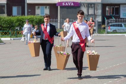 Красноярск. Выпускники во время последнего звонка в школе 150.