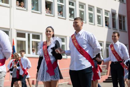 Красноярск. Выпускники во время последнего звонка в школе 150.