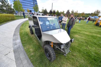 Москва.   Посетители парада фантастического электротранспорта Geek Day на территории инновационного центра \"Сколково\".