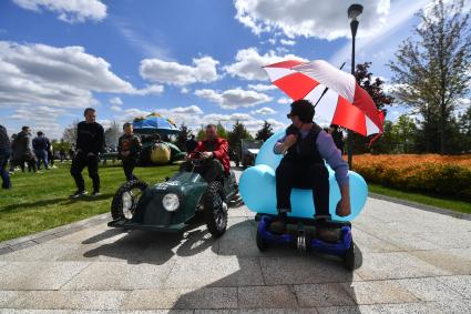 Москва.   Посетители парада фантастического электротранспорта Geek Day на территории инновационного центра \"Сколково\".