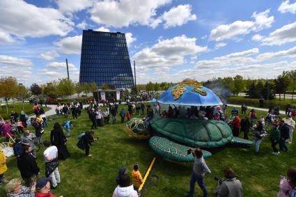 Москва.   Гигантская черепаха на параде необычных транспортных средств в рамках международного дня гиков на территории Инновационного центра `Сколково`.