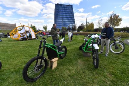 Москва.   Посетители парада фантастического электротранспорта Geek Day на территории инновационного центра \"Сколково\".