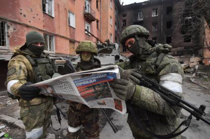 Донецкая область. г.Мариуполь. Военнослужащие ДНР читают газету `Комсомольская правда`.