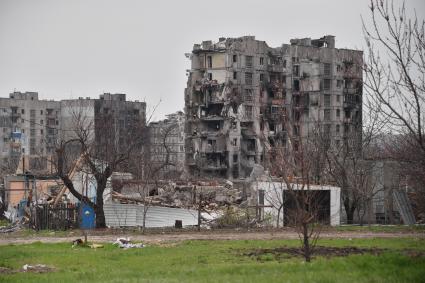 Донецкая область. г.Мариуполь. Жилые дома, разрушенные в результате боевых действий.