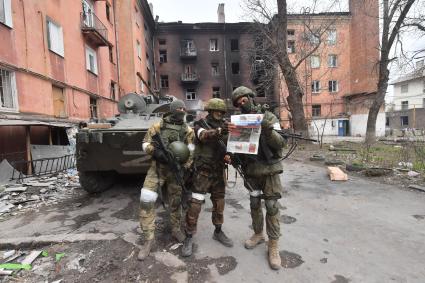 Донецкая область. г.Мариуполь. Военнослужащие ДНР читают газету `Комсомольская правда`.