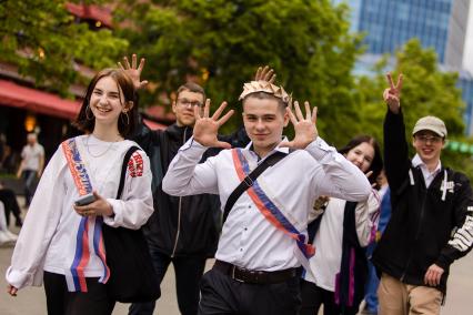 Челябинск. Выпускники средней школы гуляют после празднования последнего звонка.