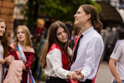 Челябинск. Выпускники во время последнего звонка в школе.