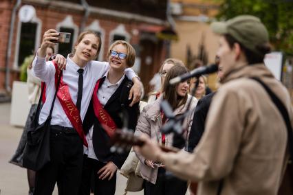 Челябинск. Выпускники средней школы гуляют после празднования последнего звонка.