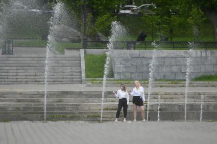 Екатеринбург. Выпускники на городской набережной