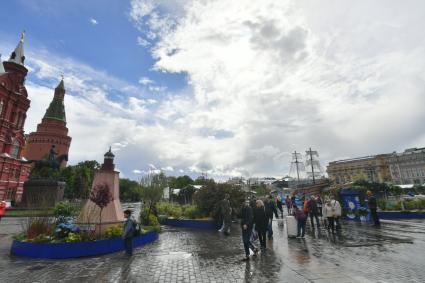 Москва.   Посетители на Манежной площади во время гастрономического фестиваля `Рыбная неделя`.