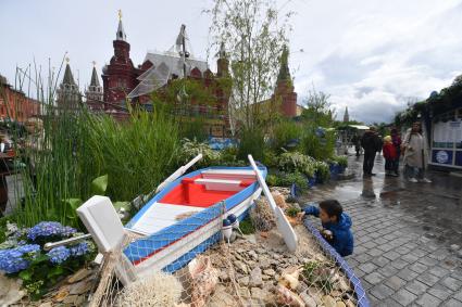 Москва.   Посетители на Манежной площади во время гастрономического фестиваля `Рыбная неделя`.