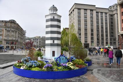 Москва. Посетители на Манежной площади во время гастрономического фестиваля `Рыбная неделя`.