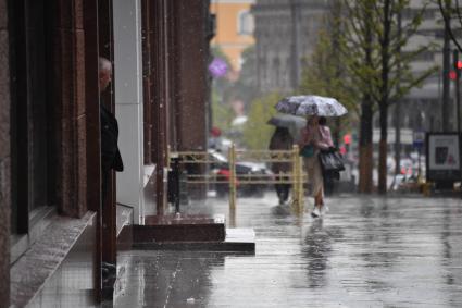 Москва. Прохожие во время дождя на Тверской улице.