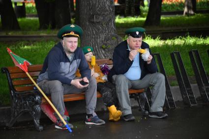 Москва. Пограничники в запасе во время празднования Дня пограничника в Парке Горького.