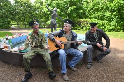 Москва. Пограничники в запасе во время празднования Дня пограничника в Парке Горького.