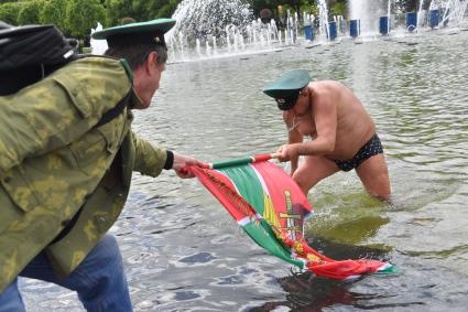 Москва. Пограничники в запасе во время празднования Дня пограничника в Парке Горького.