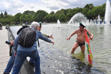 Москва. Пограничники в запасе во время празднования Дня пограничника в Парке Горького.