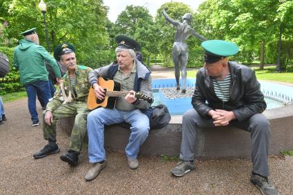 Москва. Пограничники в запасе во время празднования Дня пограничника в Парке Горького.