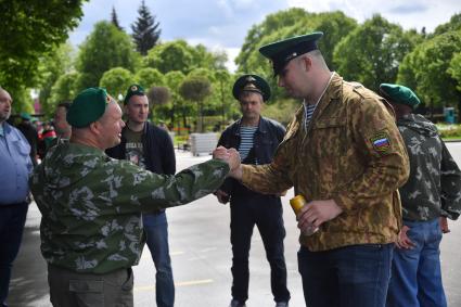 Москва. Пограничники в запасе во время празднования Дня пограничника в Парке Горького.