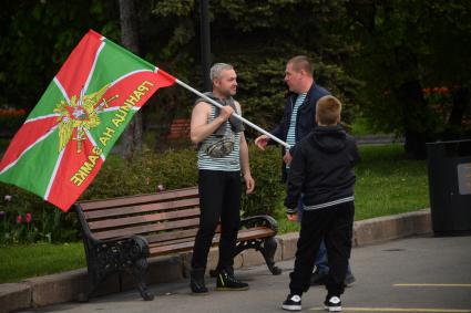 Москва. Пограничники в запасе во время празднования Дня пограничника в Парке Горького.