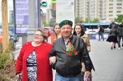 Москва. Мужчина с женщиной во время празднования Дня пограничника в Парке Горького.