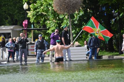 Москва. Пограничники в запасе во время празднования Дня пограничника в Парке Горького.