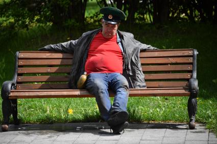 Москва. Пограничник в запасе во время празднования Дня пограничника в Парке Горького.