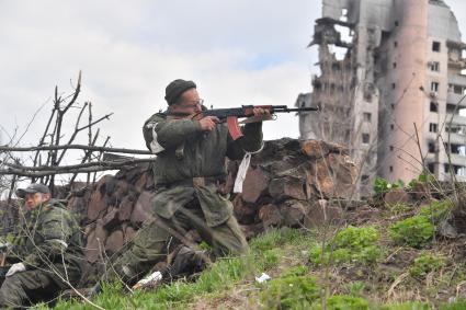 Донецкая область. г.Мариуполь. Военнослужащий ДНР целится из винтовки.