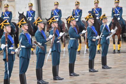 Москва. Военнослужащие роты специального караула Президентского полка ФСО России на церемонии развода пеших и конных караулов на Соборной площади Московского Кремля.